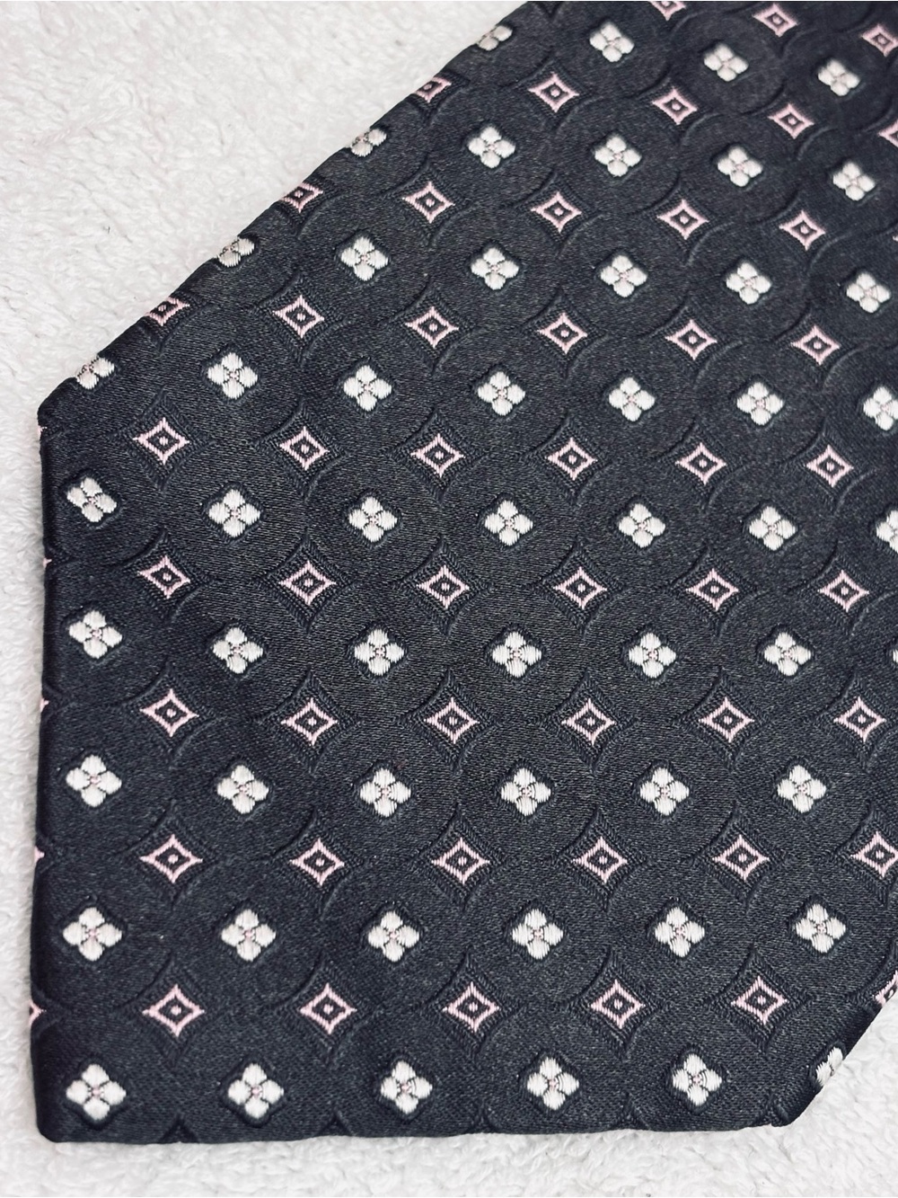 Brand New Tie By Jos A. Bank (Signature Collection) - Tie Width Is 3 3/4 Inches